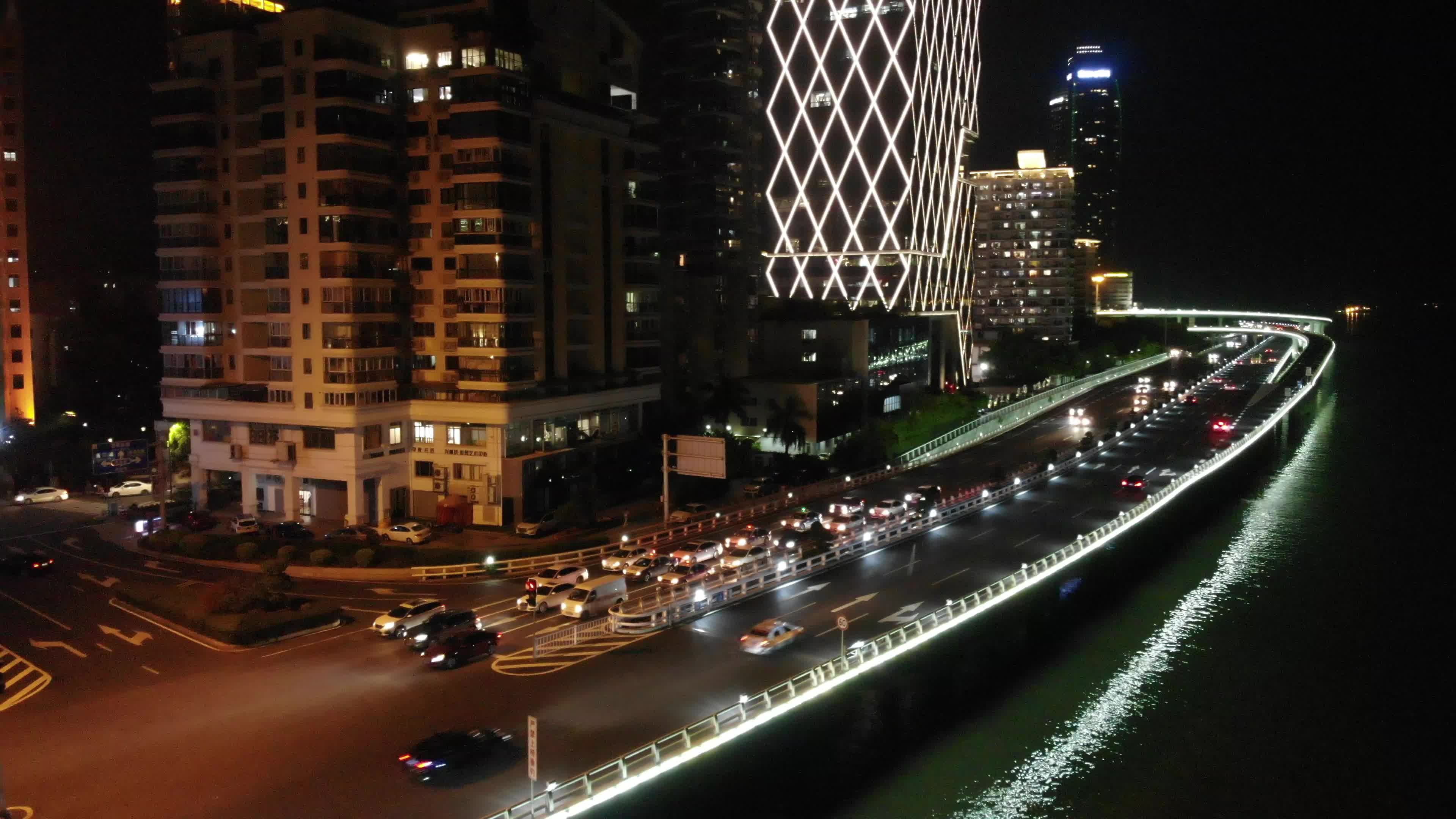 充满活力的夜间城市景观与现代建筑 · 免费素材视频