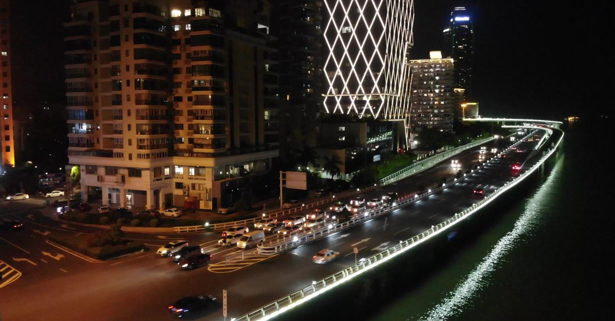 充满活力的夜间城市景观与现代建筑 · 免费素材视频