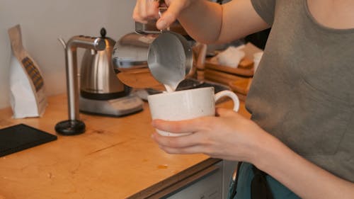 Een Barista Bereidt Koffie En Eten In Een Dienblad Om Aan Een Klant Te Worden Geserveerd