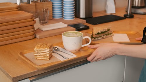 Aliments Et Boissons Préparés Sur Un Plateau Servi à Un Client