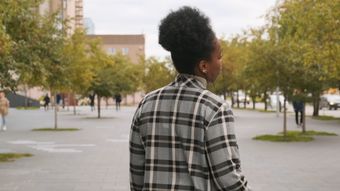 女主起身绕后视频素材免费下载高清视频视频素材