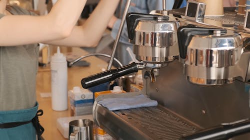 Una Donna Ordina Una Tazza Di Caffè Da Una Caffetteria