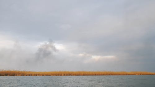 Upływ Czasu Nagrania Tworzenia Się Chmur Nad Pomarańczowymi Polami I Rzeką