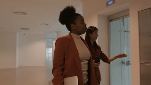 討論中的兩個女人走在電梯裡