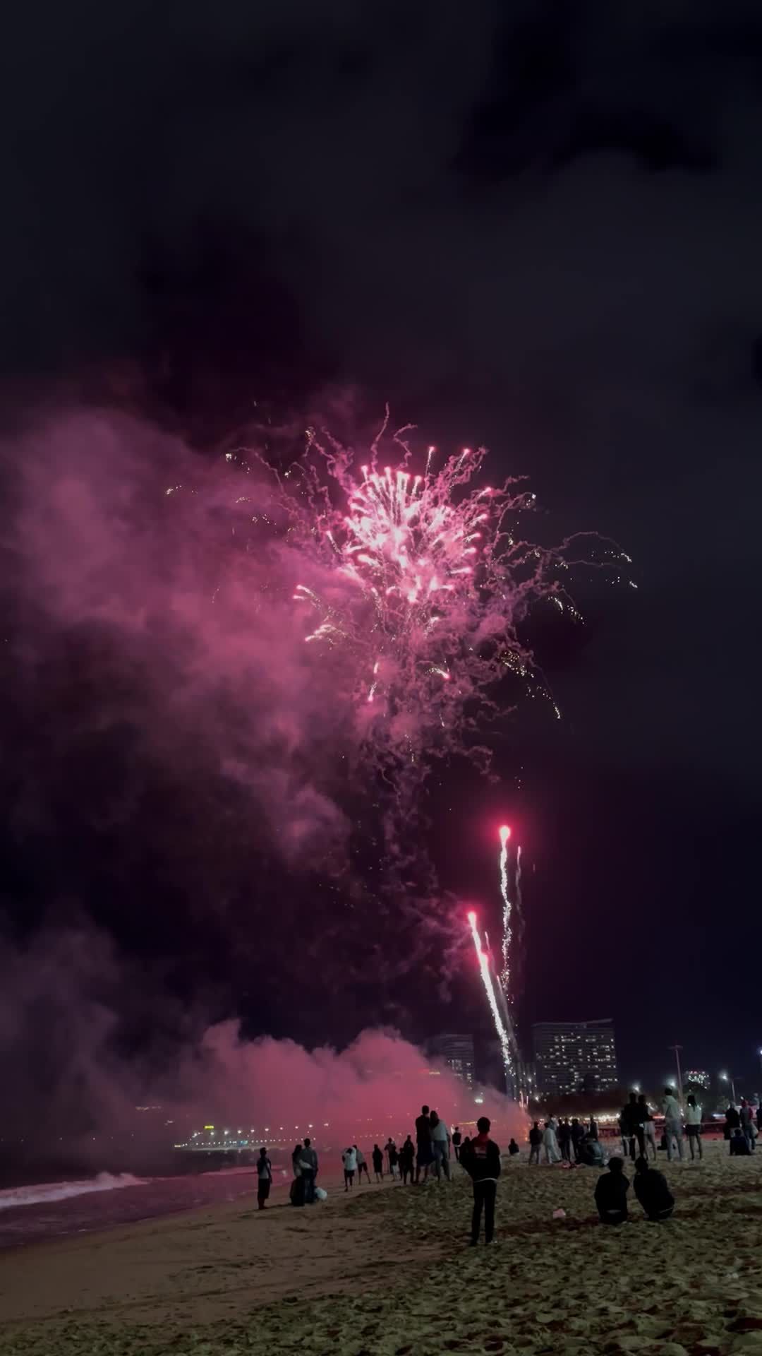 Spektakuläres Feuerwerk am Strand bei Nacht · Kostenloses Stock-Video