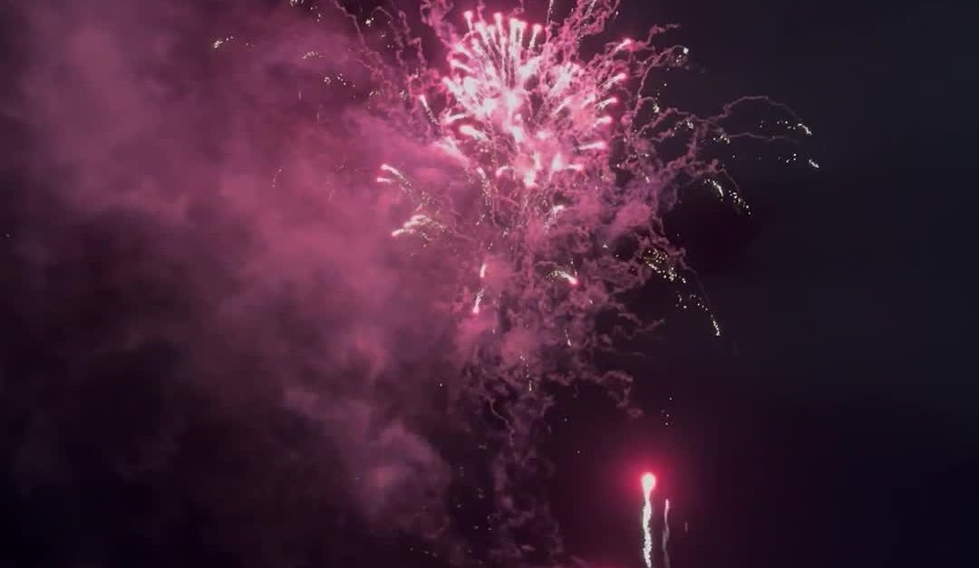 Computer Am Strand Spektakuläres Feuerwerk am Strand bei Nacht · Kostenloses Stock-Video