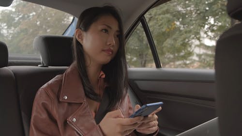 Mulher Sentada Em Um Carro Enquanto Envia Mensagens De Texto
