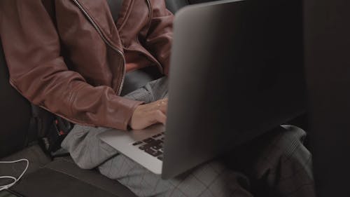 Mulher No Banco De Trás De Um Carro, Trabalhando Com Seu Laptop, Enquanto Conversa