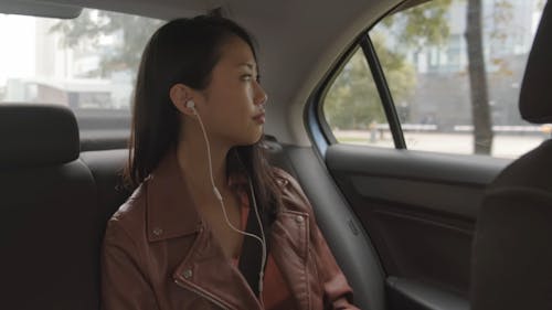 Femme à L'intérieur D'une Voiture à L'aide De Son Téléphone