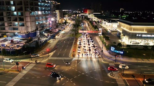 Images Aériennes De La Circulation Automobile D'une Intersection De Rue Animée La Nuit