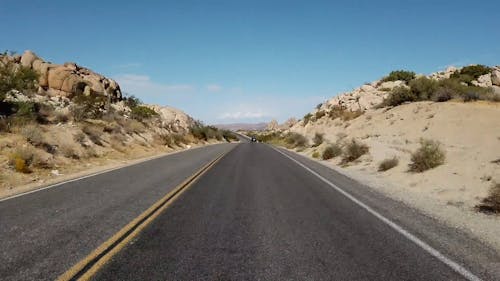 砂漠を切り抜ける長い道のりを旅する