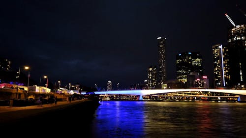 Blick Auf Die Stadtgebäude Von Jenseits Des Flusses Bei Nacht