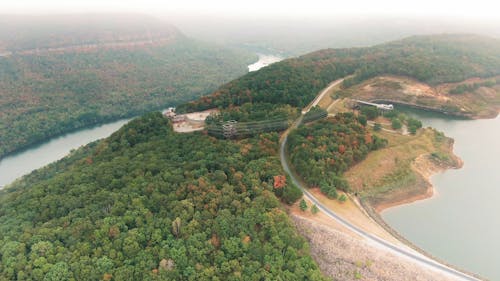 Luftaufnahmen Eines Reservoirs Auf Einem Berg Mit üppiger Vegetation Und Fluss Unten