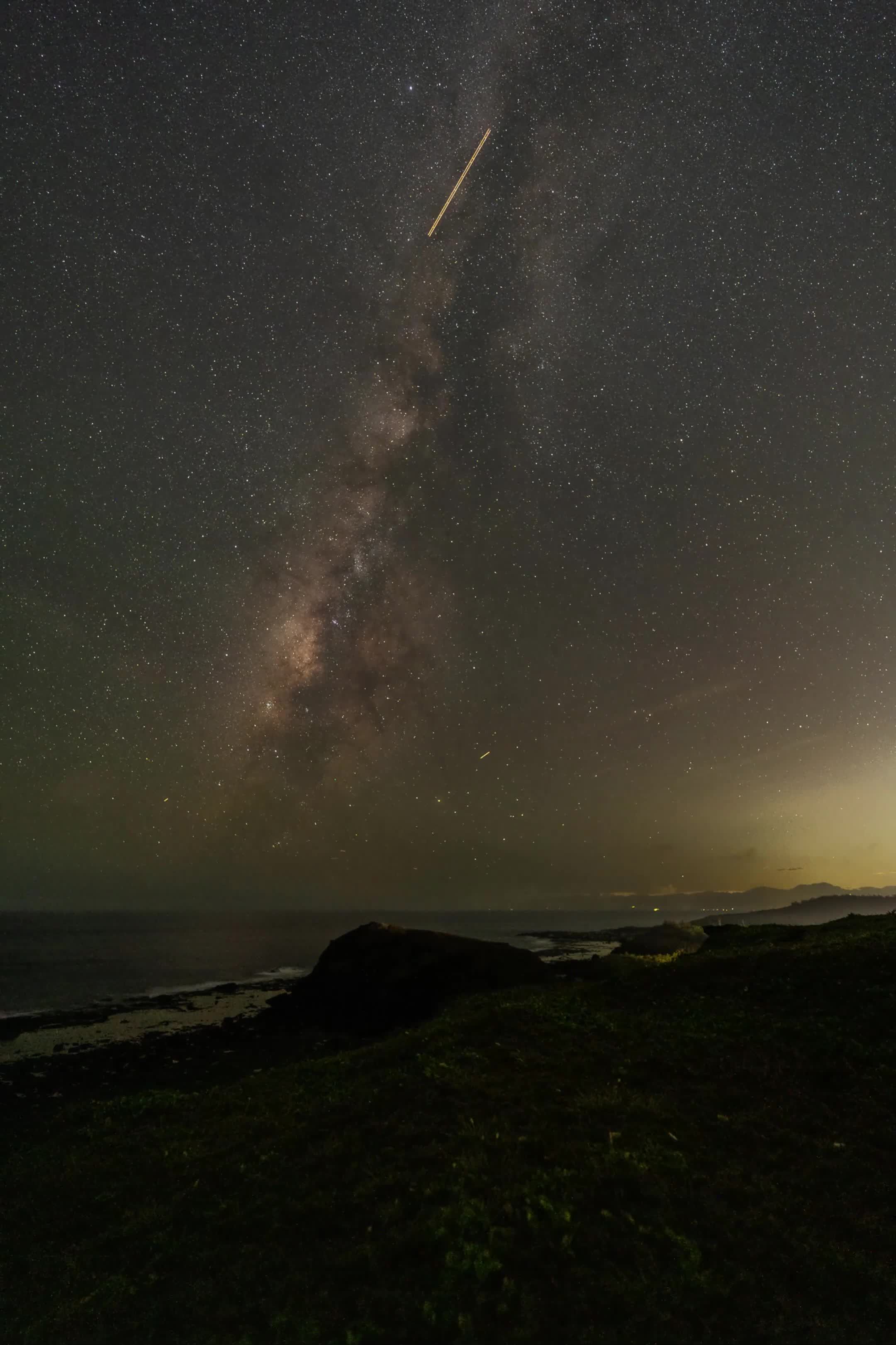 Time Lapse of the Milky Way and Moving Clouds over the Ocean Free Stock ...