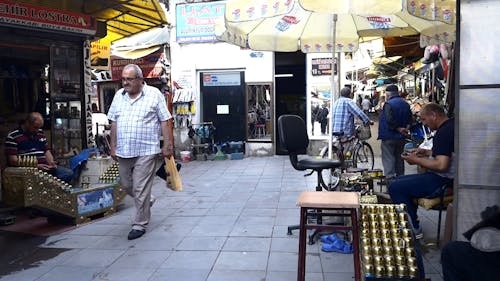 Una Calle Muy Transitada Donde Las Zapaterías Se Alinean En Fila