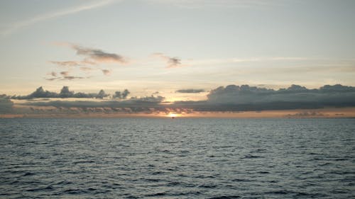 Живописный вид на закат над морским горизонтом