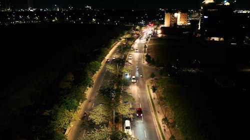夜間の交差する街路の車両交通の空中映像