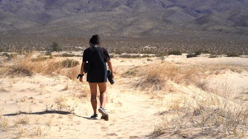 Mulher Caminhando No Deserto Em Um Dia Quente