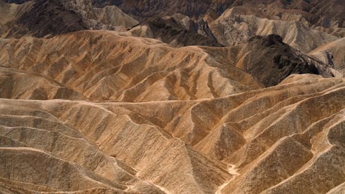 在沙漠中裸露的山脉的无人机画面