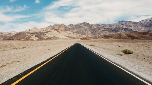 Images De Caméra De Bord De Voyage Sur Une Route Construite Sur Un Désert