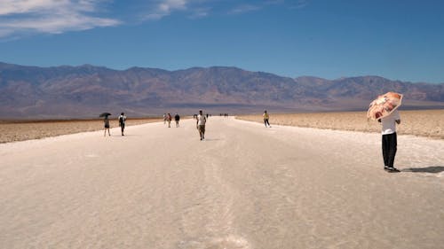Gente En Una Carretera En Medio De Un Desierto