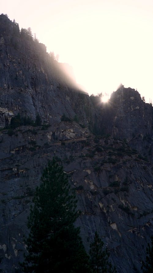 Zirvesinde Güneş Işığı Gözetleyen Kayalık Dağın Düşük Açılı Görüntüleri