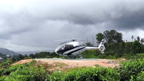 Un Hélicoptère Démarrant Son Rotor Principal