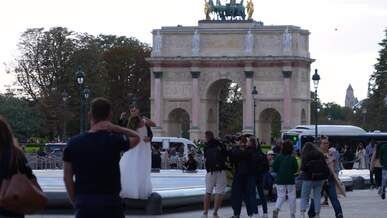 bride posing in front of arc de triomphe du carrousel