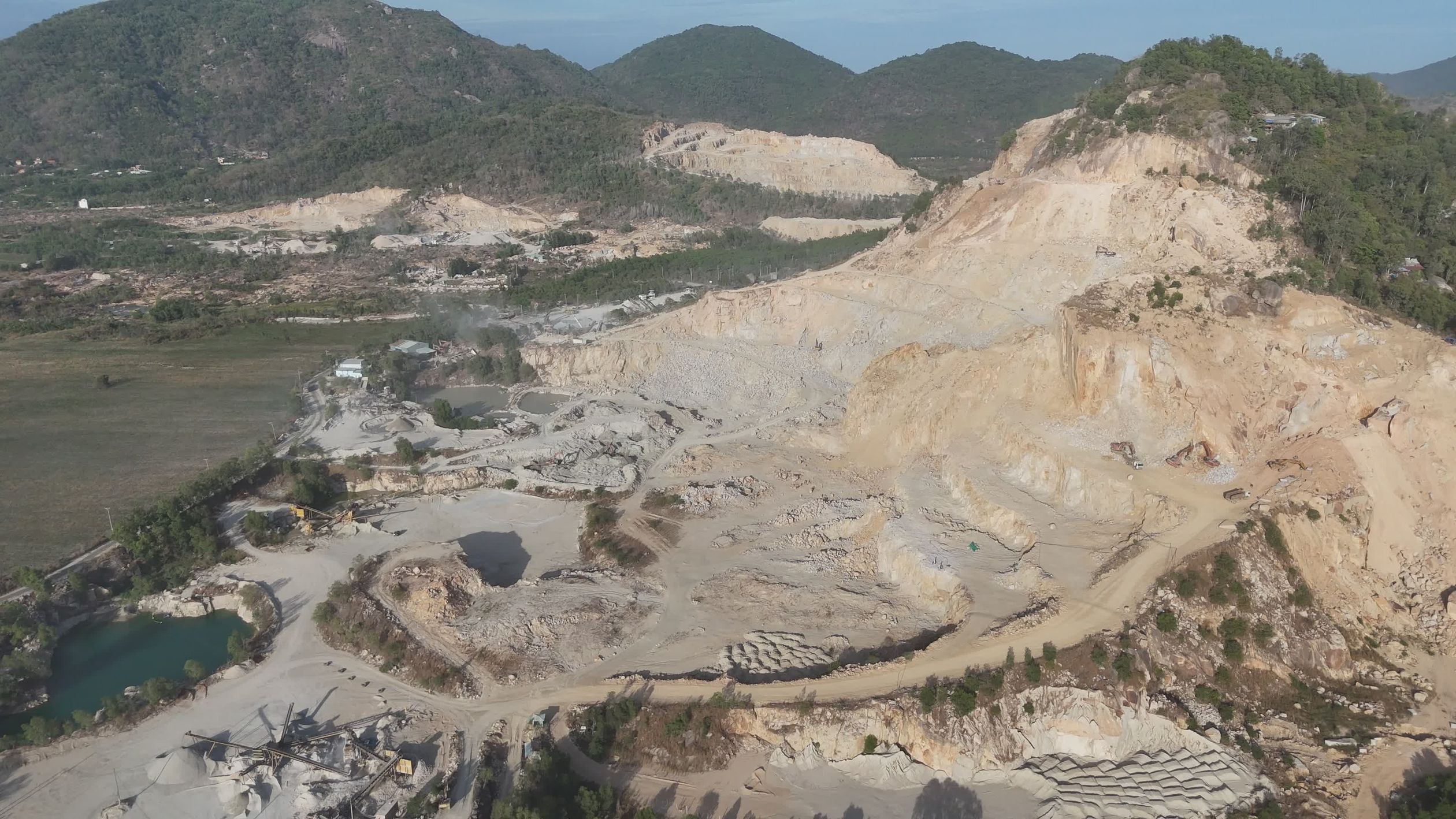 Vista Aérea Del Vasto Paisaje De La Cantera · Vídeo de stock gratuito