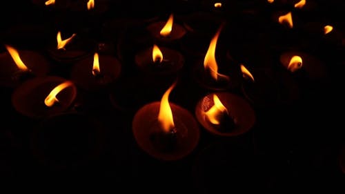 Зажженные свечи в темноте