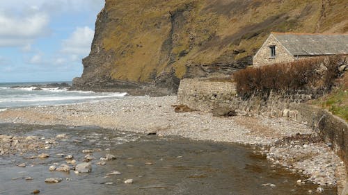 Una Casa Sulla Spiaggia Costruita Su Una Diga Protetta Dalle Onde Del Mare