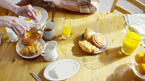 Gießen Eines Heißen Tees Auf Eine Tasse Als Teil Einer Frühstücksset Mahlzeit