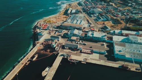 Um Estaleiro Comercial Na Costa Do Mar
