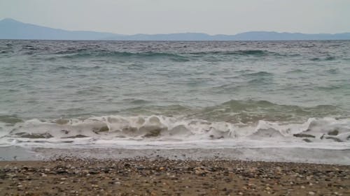 Forti Onde Del Mare Che Spingono Pietre Di Ciottoli Verso La Riva