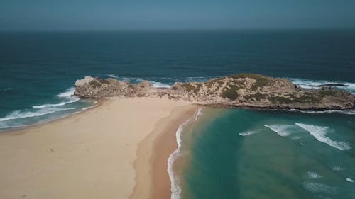 Pantai Pasir Dan Perbukitan Berbatu