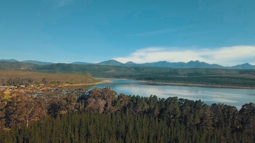 Naturlandschaften Von Gebirgszügen, Die Einen See Umgeben