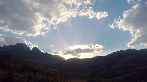 山脈の後ろの夕日