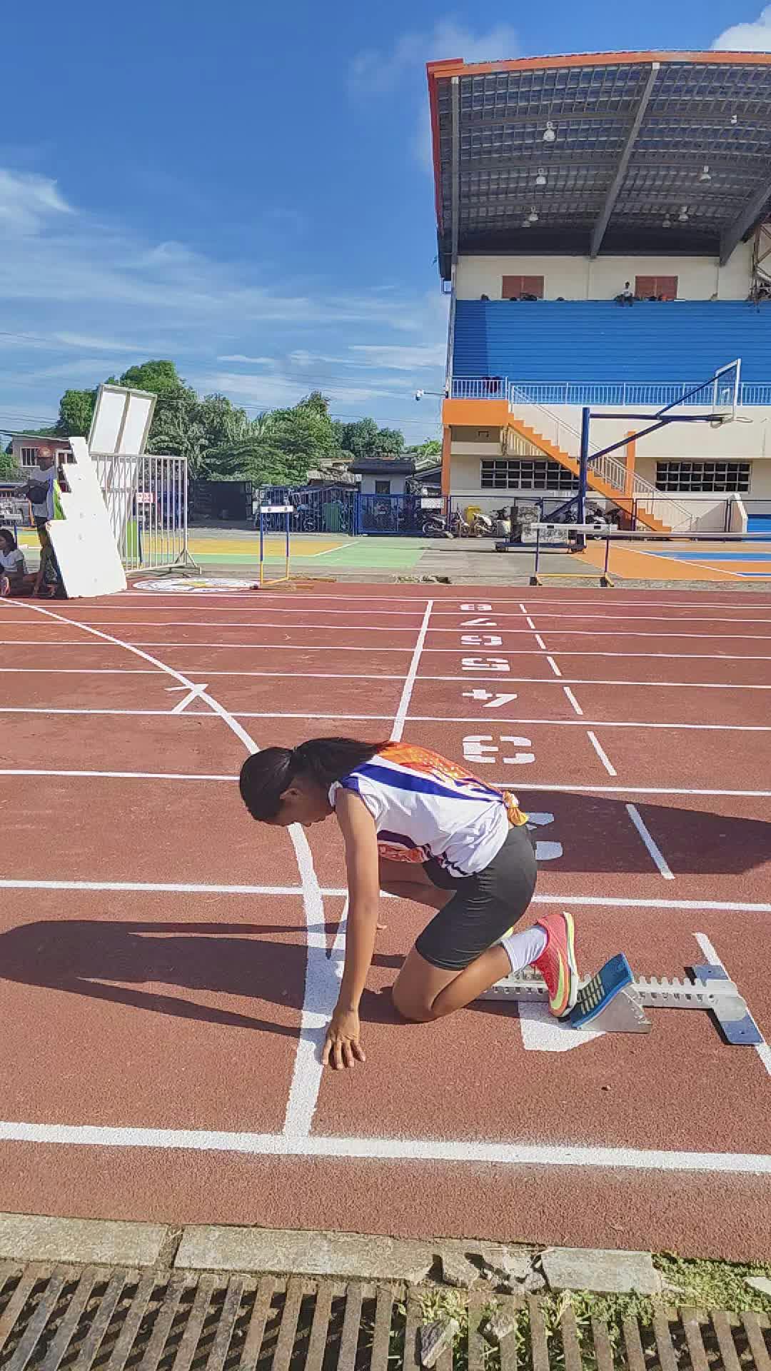 young athlete preparing for a sprint start 31229040