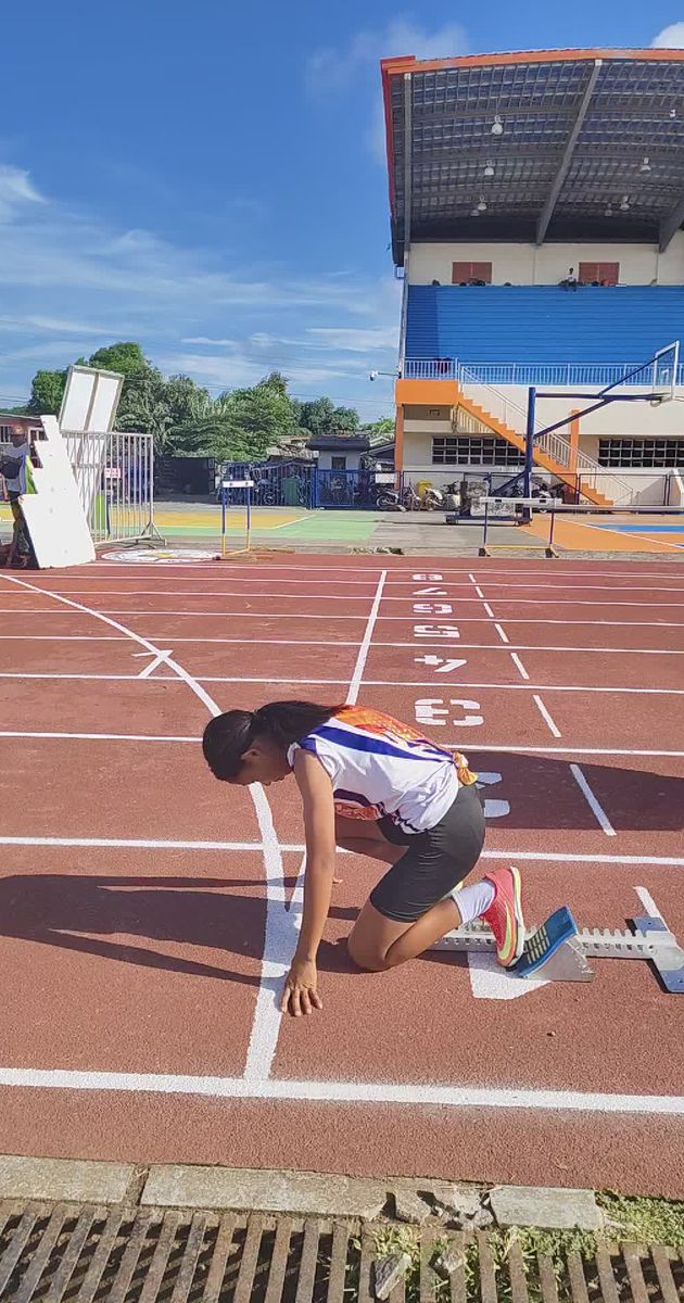 young athlete preparing for a sprint start 31229040