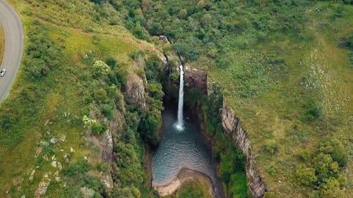 Uma Cachoeira Deságua Em Um Vale De Rio