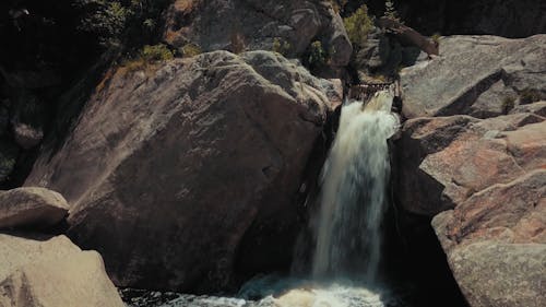 Cascadas Que Caen En Cascada A Través De Formaciones Rocosas