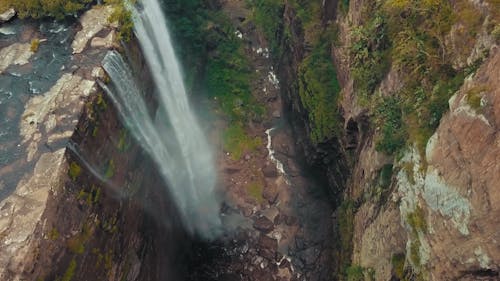 Une Cascade De Haut Au Sommet D'une Montagne à Une Rivière