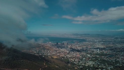 雲は山の頂上にあります