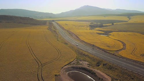 穿越大片農田的道路建成的無人機畫面