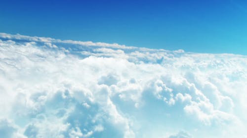 Видео кадры полета над облаками в воздухе