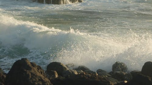 强烈的海浪撞击多岩石的海岸