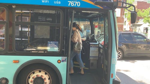 Autobús Público Cargando Un Pasajero