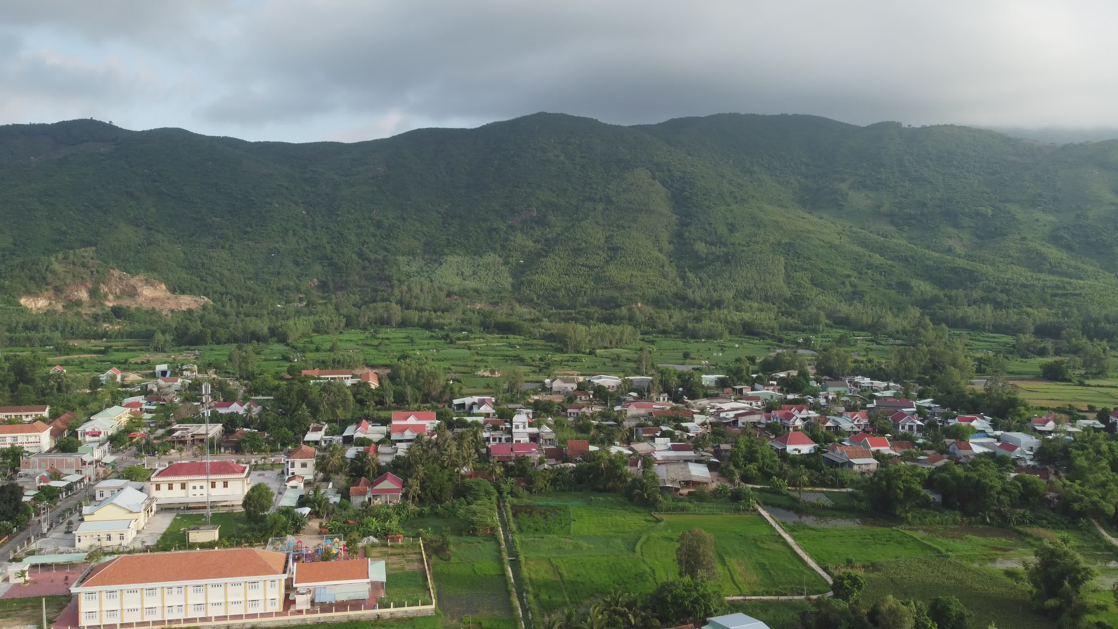 Vista Aérea De Un Pueblo Rural Con Montañas · Vídeo de stock gratuito