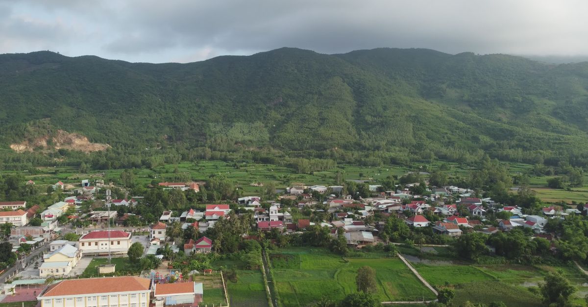 Vista Aérea De Un Pueblo Rural Con Montañas · Vídeo de stock gratuito