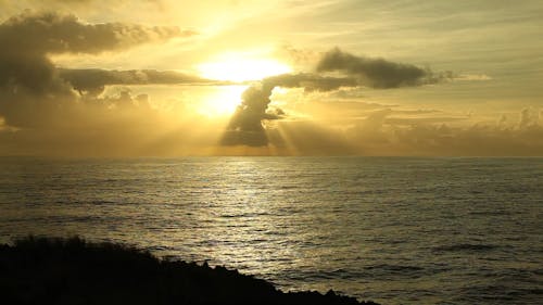 Dunkle Wolken, Die Die Morgensonnenstrahlen Bedecken